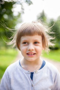 夏天公园五岁女孩的肖像。