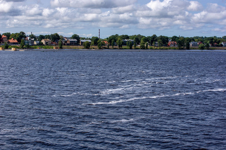 里加市，拉脱维亚首都，夏季可欣赏达乌加瓦河全景和静水索桥
