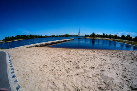 里加市首府拉脱维亚全景与多加瓦河和电缆桥夏季平静的水
