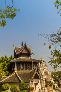 美丽的兰纳风格的佛教教堂在瓦切迪卢光池泰国。 许多地区的寺庙都是以兰纳泰国风格建造的。
