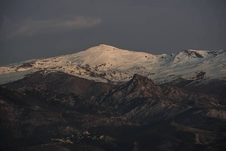 西班牙格拉纳达山脉的雪山图片