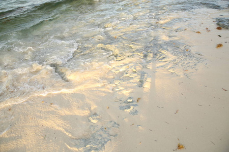 沙滩上的波浪和沙子