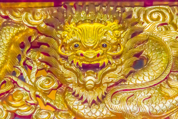 美丽的金色中国龙头雕塑在中国的公共寺庙里闪闪发光.