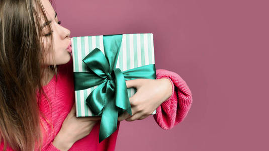 美丽的年轻女子举行柔和的绿色圣诞礼物礼物盒为新的一年或生日