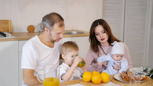 幸福的母亲, 父亲和儿子在家里吃早餐
