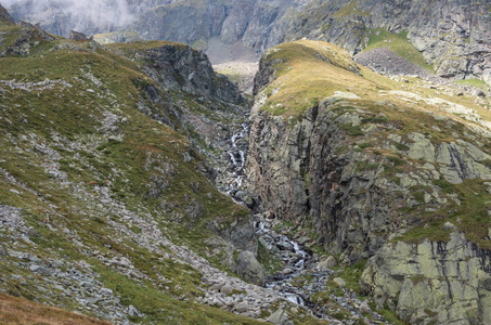 意大利帕尼萨河谷瀑布附近的山河峡谷