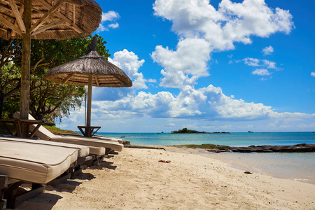 在毛里求斯岛有躺椅和雨伞的白色沙滩