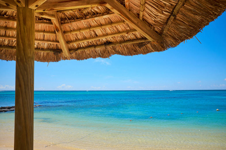 在毛里求斯岛有躺椅和雨伞的白色沙滩