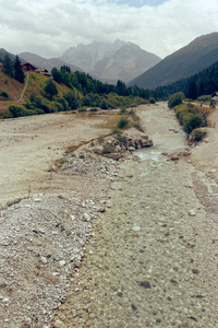 阿尔卑斯山山麓的城市风景如画图片