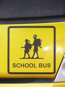 学童乘坐校车的标志图片