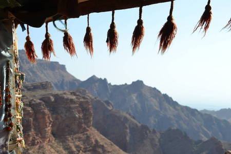 在约旦佩特拉的棚屋里的贝都因地毯古老的 nabatean 城市, 红色天然岩石和当地的贝都因人