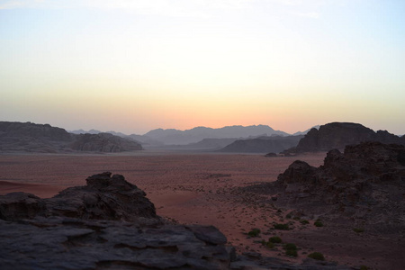 沙漠之旅穿越瓦迪朗姆酒荒野的沙丘, 约旦, 中东, 徒步, 攀登, 驾驶