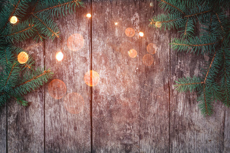 圣诞杉木树枝在木制背景上。 圣诞节和新年快乐作文。 平躺顶部视图。 复制空间