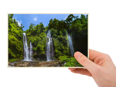 印度尼西亚巴厘岛的手和塞库普尔瀑布我的照片孤立在白色背景上
