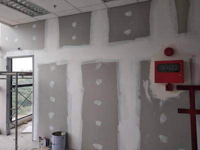 吉隆坡马来西亚2018年3月16日建筑工人在施工现场进行的干墙安装工作。 这是最简单和最便宜的方法来做内墙隔断。
