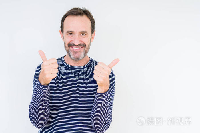 英俊的高级男子超越孤立的背景成功标志,做积极的手势,用手竖起大拇指