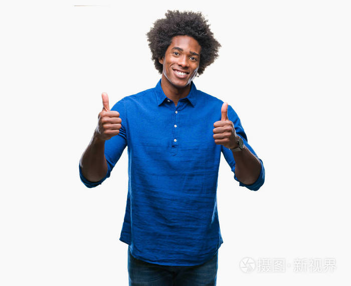 美国黑人男子超越孤立的背景成功标志,做积极的手势,用手竖起大拇指