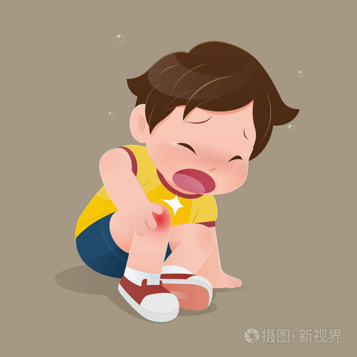 穿黄色衬衫膝盖疼痛的男孩