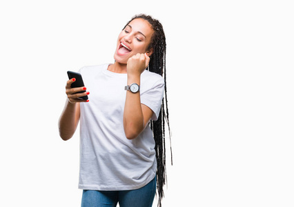 年轻的发非洲裔美国女孩展示使用智能手机在孤立的背景下尖叫自豪和庆祝胜利非常兴奋欢呼的情绪