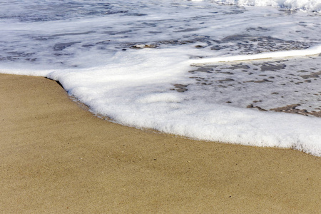 海浪在海边的热带沙滩上