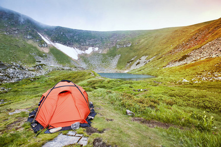 夏天在湖边的山上露营。