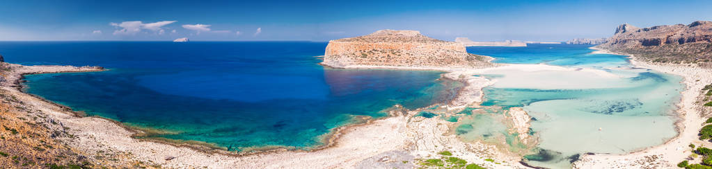 巴罗斯泻湖在克里特岛与蔚蓝清澈的水希腊欧洲。 克里特岛是希腊最大人口最多的岛屿。