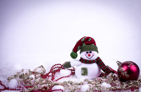 可爱的玩具雪人和各种各样的圣诞节装饰品在白色 b