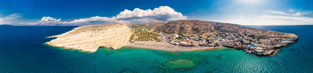 鸟瞰马塔拉海滩在克里特岛与蔚蓝清澈的水希腊欧洲。 克里特岛是希腊最大人口最多的岛屿。