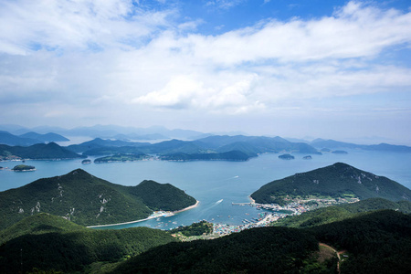 汉利奥苏多海洋国家公园俯瞰韩国通阳的米留克斯山。