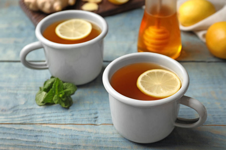 一杯热柠檬茶作为木桌上的止咳药