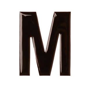白色背景俯视图中的巧克力字母m