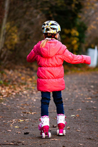 小女孩在公园里玩溜冰鞋玩的乐趣