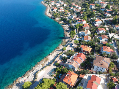 著名渔民村岛Solta在阳光明媚的夏日克罗地亚南部的全景鸟瞰。