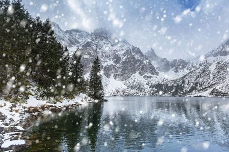 冬天看着塔特拉山上的海水湖，下着大雪波兰