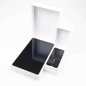 平板电脑和智能手机模型在白色盒子出售在商店孤立的白色背景