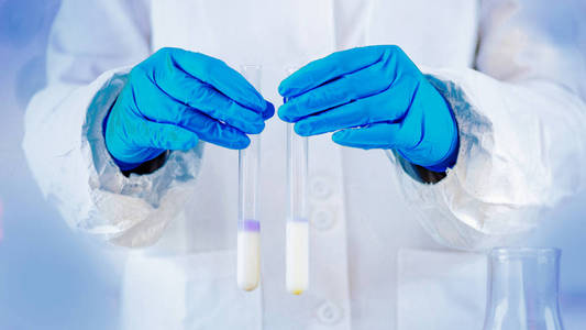 质量控制专家在实验室检查牛奶