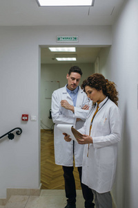 男人和女人的医生站在医院走廊上。