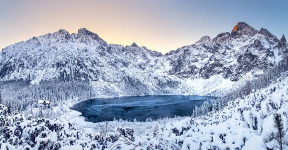 山里的冬天黎明。 美丽的冬季景观与山湖和雪山。 莫斯基奥科湖。 黎明时分，塔特拉山上的湖在冬天。 波兰扎科潘。