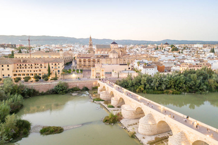 著名罗马桥和西班牙Cordoba Andalusia清真寺大教堂的鸟瞰图