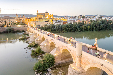 著名罗马桥和西班牙Cordoba Andalusia清真寺大教堂的鸟瞰图