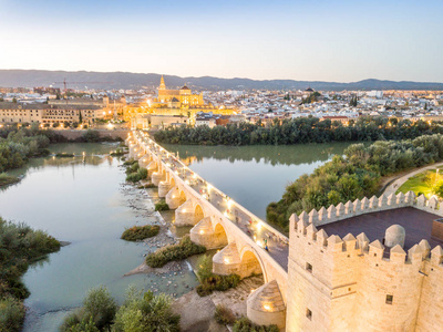 著名罗马桥和西班牙Cordoba Andalusia清真寺大教堂的鸟瞰图