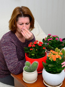 患有室内植物过敏性鼻炎的妇女图片