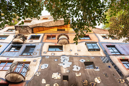 奥地利维也纳五颜六色的Hundertwasserhaus建筑。