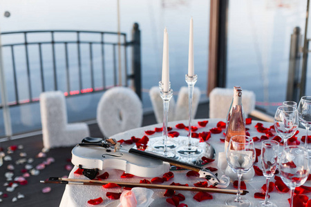 浪漫的情人节晚餐，有香槟玫瑰玫瑰小提琴