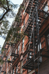 美国纽约市旧建筑的低角度视图