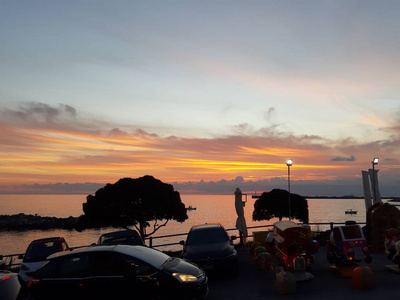 春天和一些人在热那瓦海上的一个令人惊奇的日落