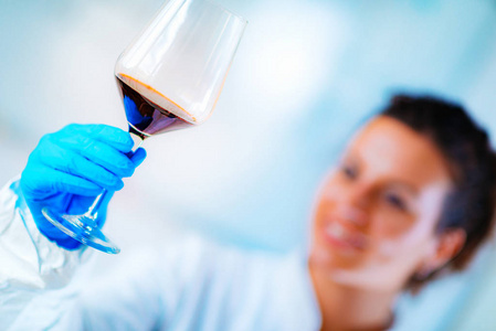 质量控制专家在实验室检查红酒