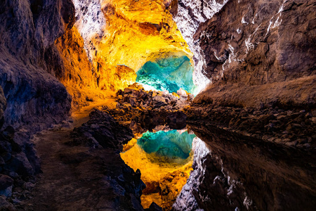 水的光学错觉反射在CuevaDeLosVerdes一个惊人的熔岩管和旅游景点在兰萨罗特岛西班牙。