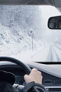 冬天开车在雪山上行驶