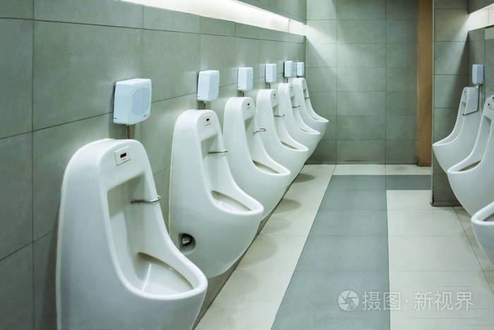 一排男式小便池公共卫生间男式白色陶瓷小便池设计及网格背景